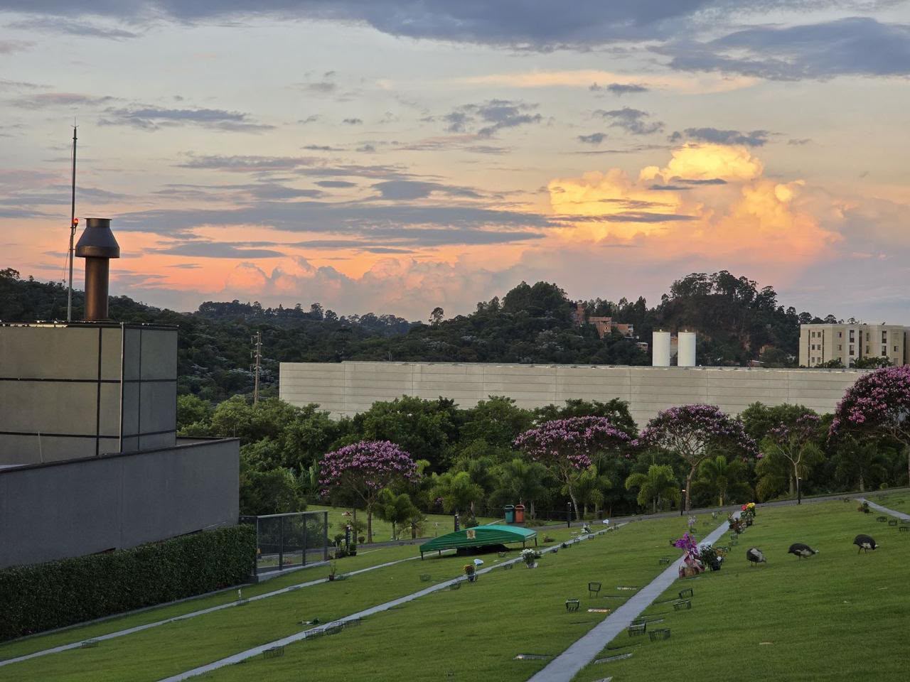 Jardins do Cemitério Valle dos Reis em São Paulo ao pôr do sol